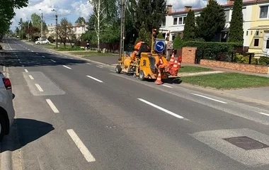 Útburkolati jeleket festenek városszerte