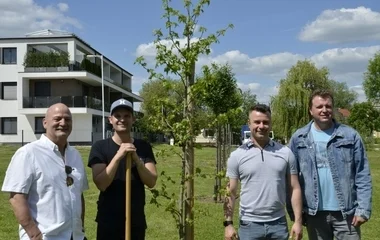 Puskás Peti ültett fát a VIDOR Ligetben