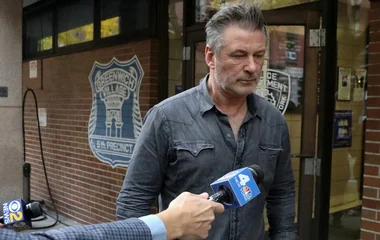 Alec Baldwin egy kellékfegyverrel lelőtt két embert egy filmforgatáson