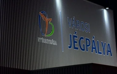 Már hizlalják a jeget a Városi Jégpályán