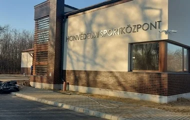 Az utolsó simításokat végzik a szakemberek az újfehértói Honvédelmi Sportközpont építésénél