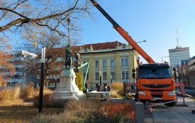 Elhagyta helyét Nyíregyháza első köztéri szobra