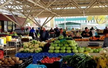 A piaccsarnokban is kötelező a maszk viselése