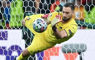 Neuert megelőzve Donnarumma az év kapusa