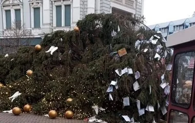 A viharos erejű szél kidöntötte a Kossuth téren a karácsonyfát 