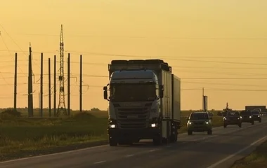 Teherautókat és buszokat ellenőriztek a rendőrök