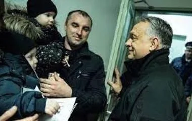 Orbán Viktor dokumentumokkal látott el egy menekült családot