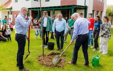 Folytatódik a faültetés határon innen és túl