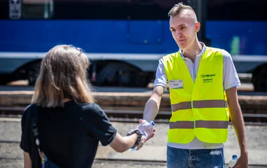 Vizet osztanak a nagyobb vasút- és buszállomásokon