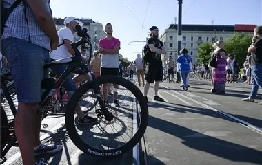 Megindult a forgalom a Margit hídon, kiszorították a tüntetőket