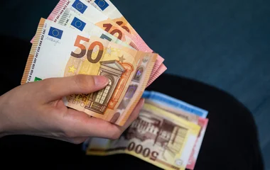 Az euró a 400 forintos szint közelébe került kedd reggel