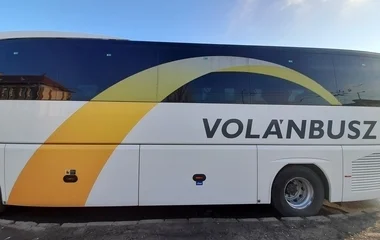 Ütötte, és rúgta a busz oldalát az ittas utas