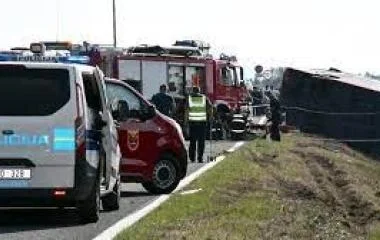 Lesodródott az autópályáról, majd a falnak ütközött egy busz Horvátországban