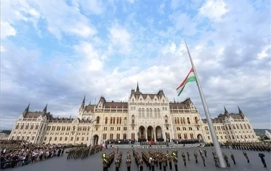 Felvonták a nemzeti lobogót az Országház előtt