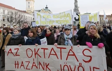 Folytatják a sztrájkot a tanárok