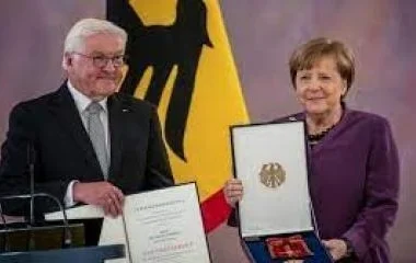 Angela Merkel megkapta a legmagasabb német állami kitüntetést