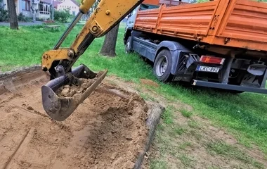 Cserélik a homokot a játszótereken Nyíregyházán