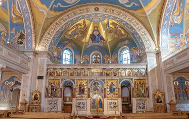 Megújul a nyíregyházi Szent Miklós-székesegyház belső festése