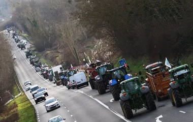 Párizs ostrom alatt, és Brüsszelben is felsorakoztak már a traktorok
