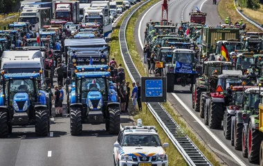 Gazdák vonultak utcára Hollandiában, több autópálya forgalma akadozik