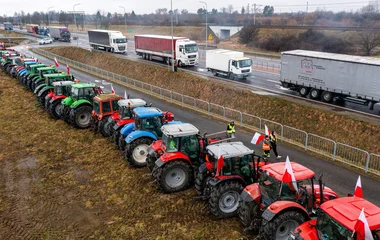 Kitartanak a tiltakozó lengyel gazdák