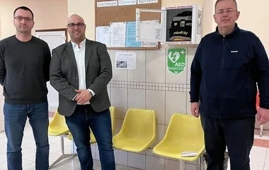 Automata defibrillátor az újfehértói orvosi rendelőben