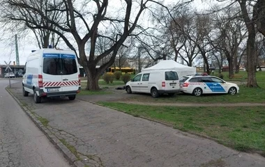 Holttestet találtak a Petőfi téren