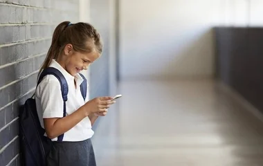 Betiltják a mobiltelefonokat az általános iskolák alsó tagozatán