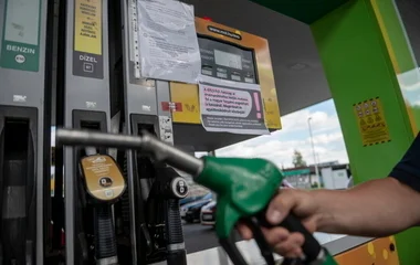 Újabb 5-10 forinttal drágulhat a jövő héten az üzemanyag