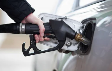 A benzin 12, a dízel 1 forinttal olcsóbb a szomszédos országok átlagánál