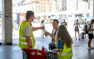 Vízosztás lesz a pályaudvarokon és az autóbusz-állomásokon