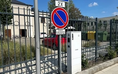 Már elektromos autótöltő-állomás is elérhető a Szindbád parkolójában