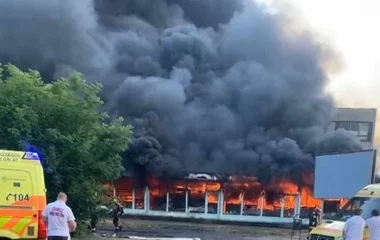 Kimentettek egy embert a tűzoltók a nyíregyházi tűzből