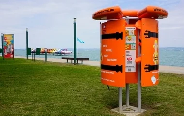 Már kilenc mentőmellény állvány segíti a Balatonban fürdőző gyerekeket