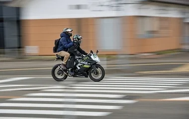 Védőkesztyűt és bokát védő cipőt is előrína az új KRESZ a motorosoknak