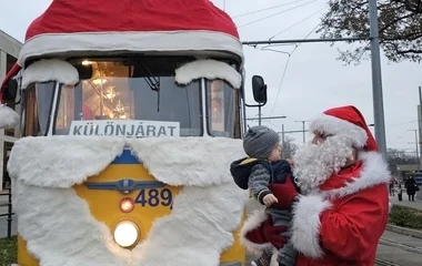 A Télapó ruhába bújt Mikulás villamos várja a kisgyermekes családokat