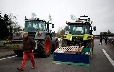 Traktorokkal tiltakoznak a francia gazdák