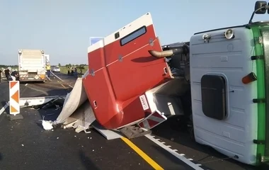 Veszélyes anyagot szállított a kamion, ami felborult az M3-ason Gyöngyösnél.