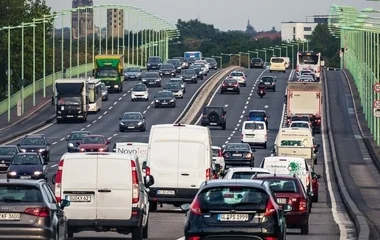 30%-kal csökkenti a KGFB díját a KöBE