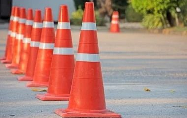 Az M35-ös autópályán, az M3-as autópálya felé vezető oldalt a 12-es és a 1-es km között lezárták
