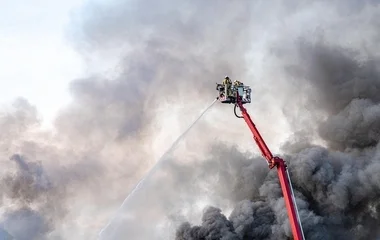 Mérgező füstfelhő miatt mintegy 80 ezer ember nem mehet ki a szabadba