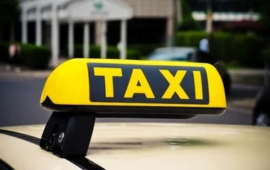 Illegális határátlépőket csempészett három taxis
