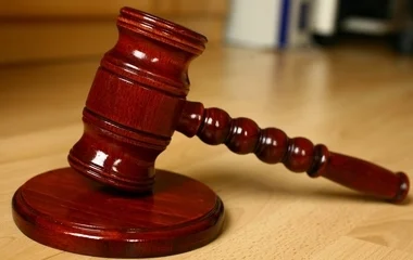 Csökkent a két éven túli peres ügyek száma