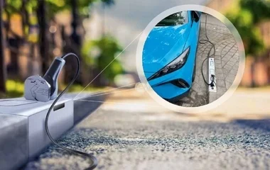 Megérkezett a jövő elektromos autótöltője, ami járdaszegélybe építhető!