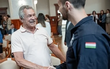 A napokban kapott elismerést az első magyar űrhajós is