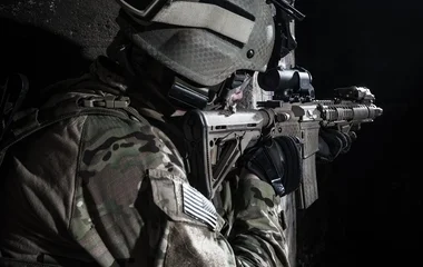 Fegyveres katonák őrzik a tokaji Kopasz-hegyet