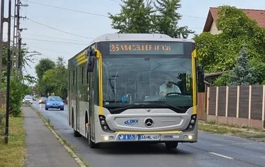 Terelőútvonalon a 25-ös autóbusz és a 90Y-os éjszakai járat