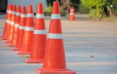 Az M35-ös autópályán,  az M3-as autópálya irányába aszfaltoznak
