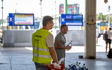 Hőségben ingyen vizet oszt a MÁV