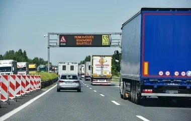 Időszakosan feloldják a hétvégi kamionstopot